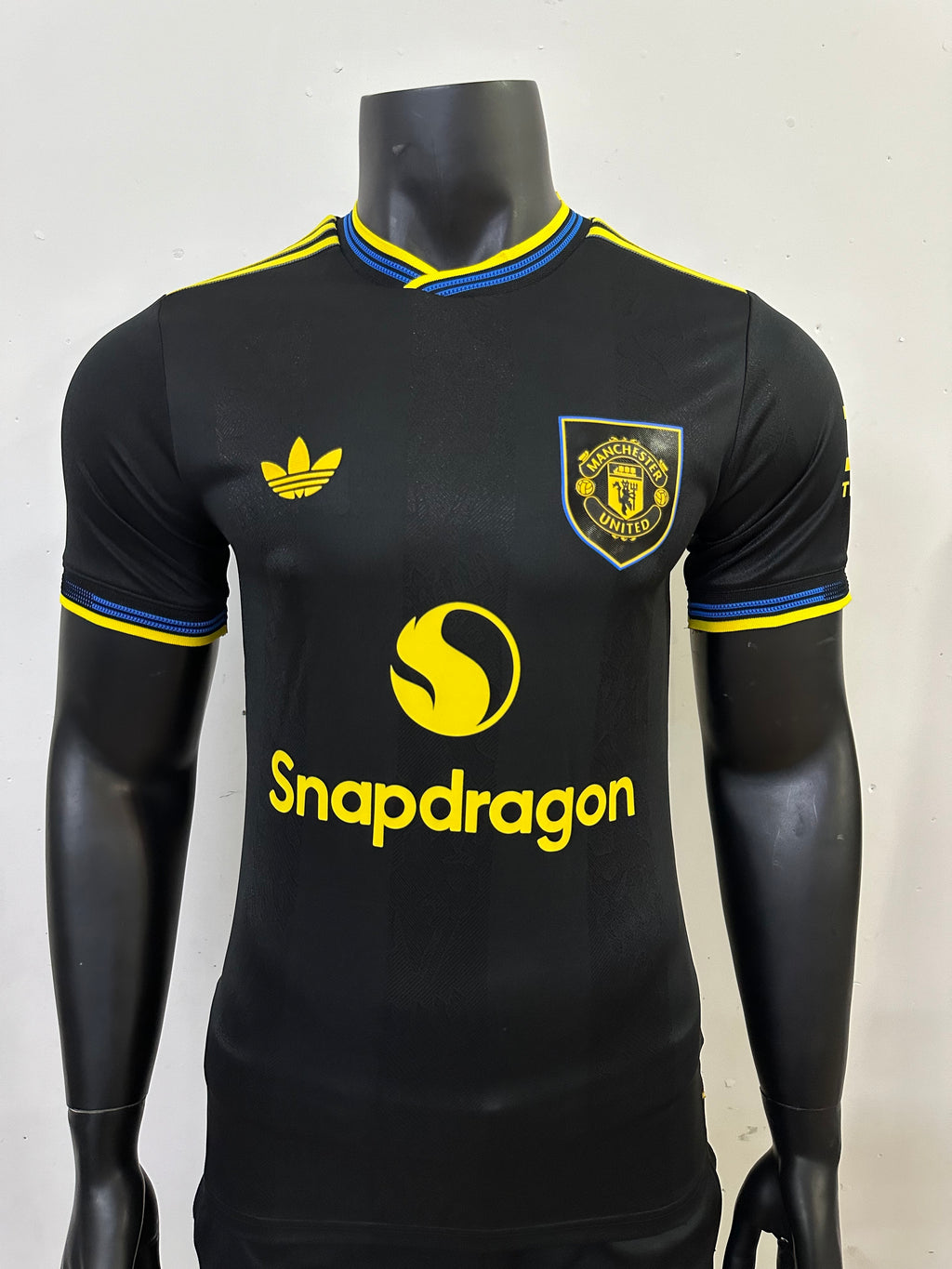 tercera equipacion manchester united negra 25-26