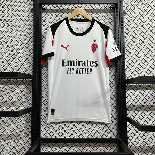 segunda equipacion del milan blanca