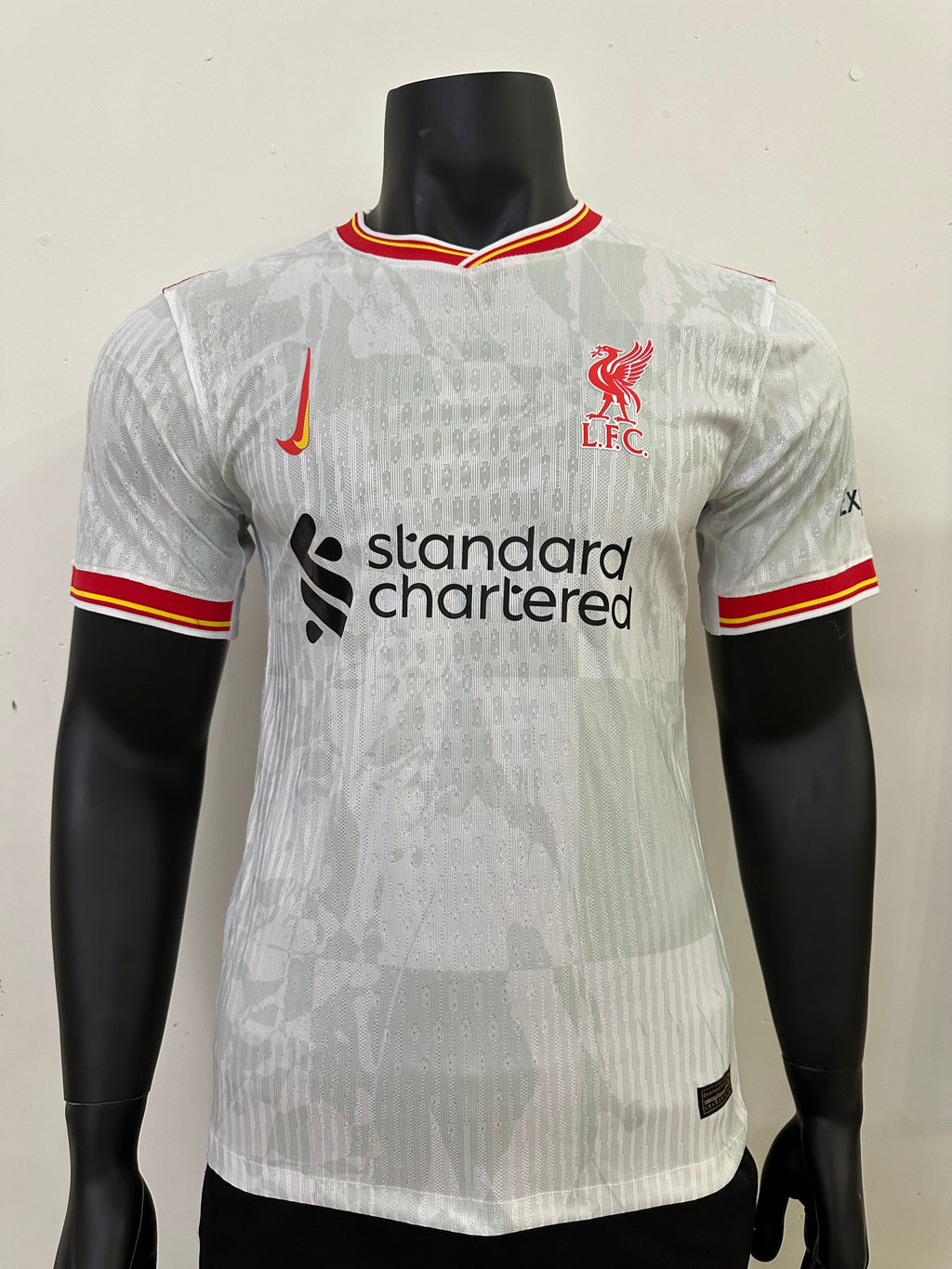 camiseta liverpool blanca 24-25